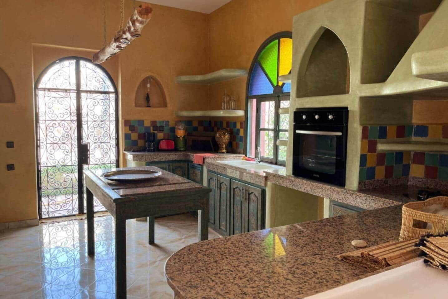 Een koelkast, een oven, een kookplaat, een vaatwasser