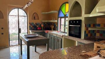 Een koelkast, een oven, een kookplaat, een vaatwasser