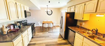 Spacious Family Home - 20 Min To Downtown Columbus. 2 Car Garage & Yard!