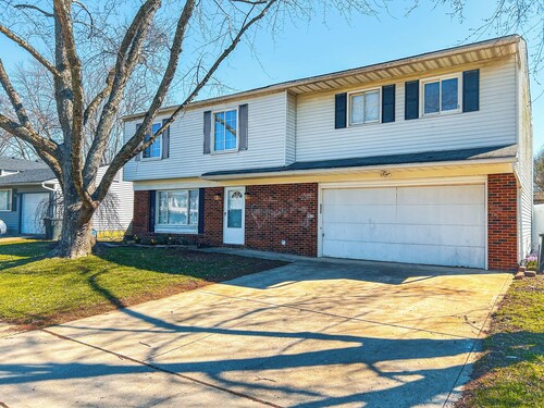 Spacious Family Home - 20 Min To Downtown Columbus. 2 Car Garage & Yard!