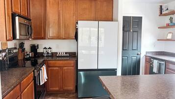 冰箱、微波炉、烤箱、炉灶