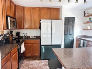 Fridge, microwave, oven, stovetop - Spring Training HQ · Real Grass · Game Room · Pet Friendly · Sleeps 8 (Sun City)