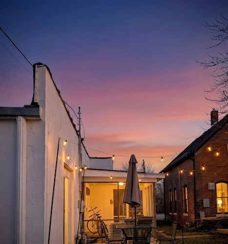 Dune trail retreat! 5 minutes to Indiana Dunes, Pet Friendly