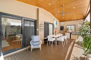 Outdoor dining - Scarborough Central – Ocean Glimpse Retreat (Scarborough)