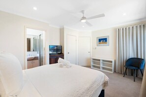 3 bedrooms, desk, iron/ironing board, WiFi - Scarborough Central – Ocean Glimpse Retreat (Scarborough)