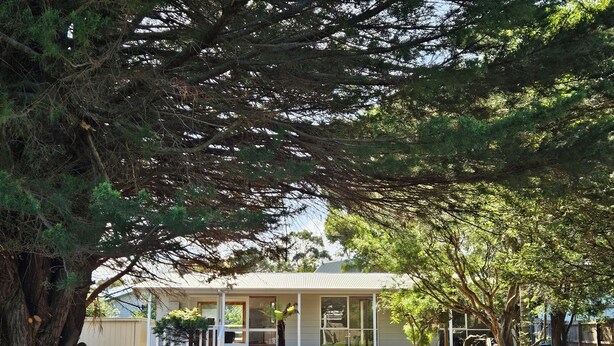 A house with a porch, a small garden, and a tree in the foreground. - Island Getaway on Bay - Pet friendly - Wifi - Winter special 4th night free (Cowes)