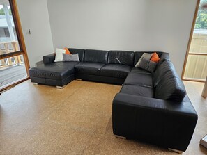 Smart TV - Coming soon - Island Getaway on Bay - book from April 23 (Cowes)