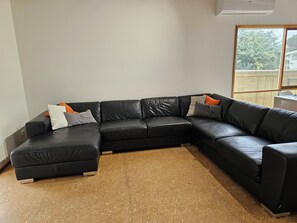 Smart TV - Coming soon - Island Getaway on Bay - book from April 23 (Cowes)