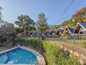 Outdoor pool - The Jungle Walker Resort  (Rishikesh)