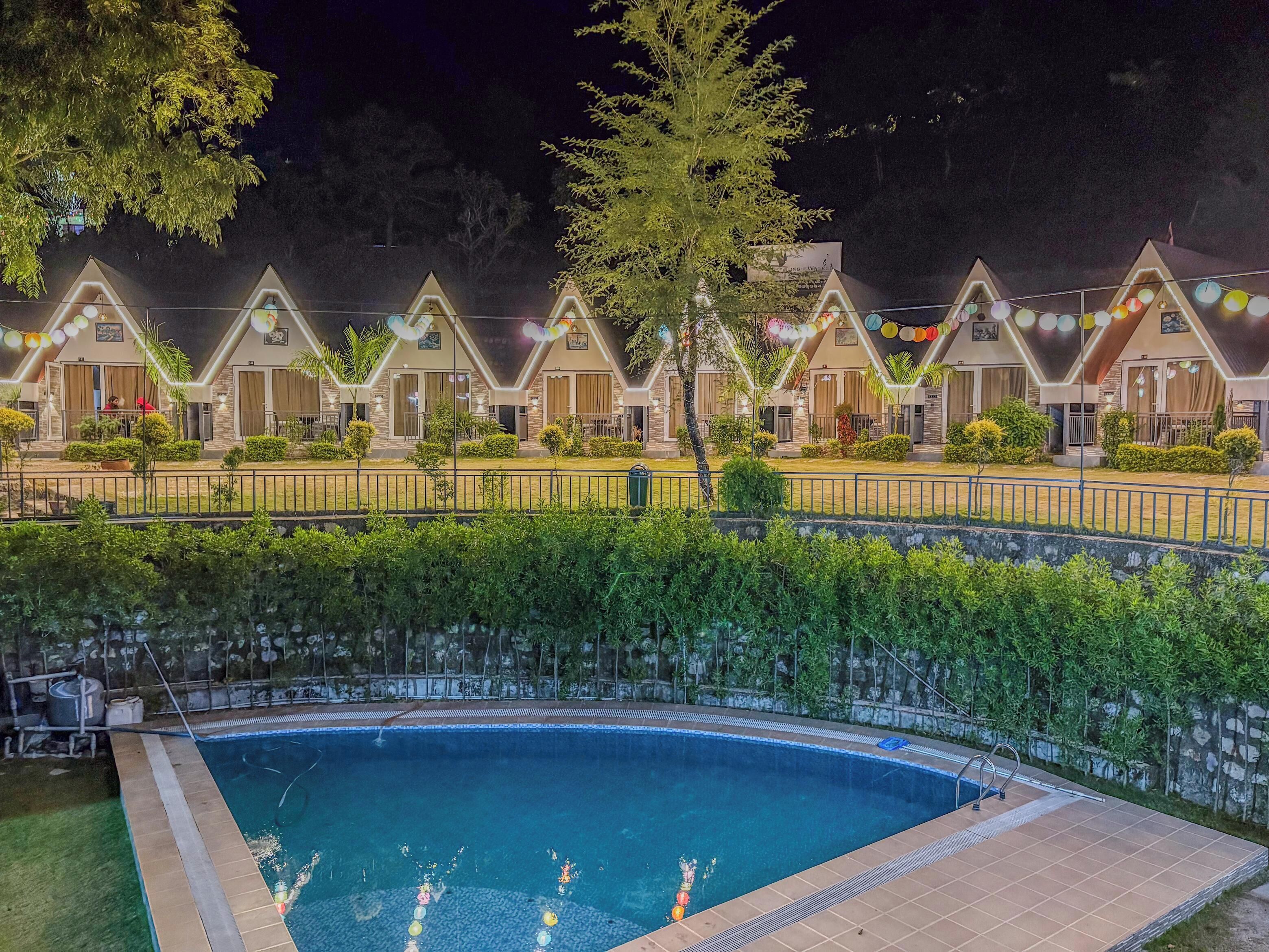Una piscina al aire libre