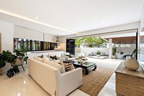 TV, computer monitors - Casa Voller by Noosa Secret Destinations (Noosa)