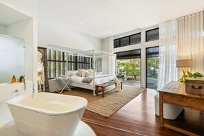 3 bedrooms, desk, iron/ironing board, free WiFi - Casa Voller by Noosa Secret Destinations (Noosa)