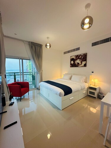 Executive 3BR  with 4 beds -Sea View -Flexible Rental -Parking Included