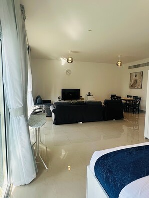 Unclassified image, 4 of 25, button