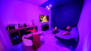 A room with a dining area, a bed, and a TV. - Suite romantique & Jacuzzi-Arles center (Arles)