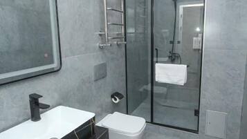 Superior-dobbeltværelse - balkon - bjergudsigt | Badeværelse | Hjemmesko