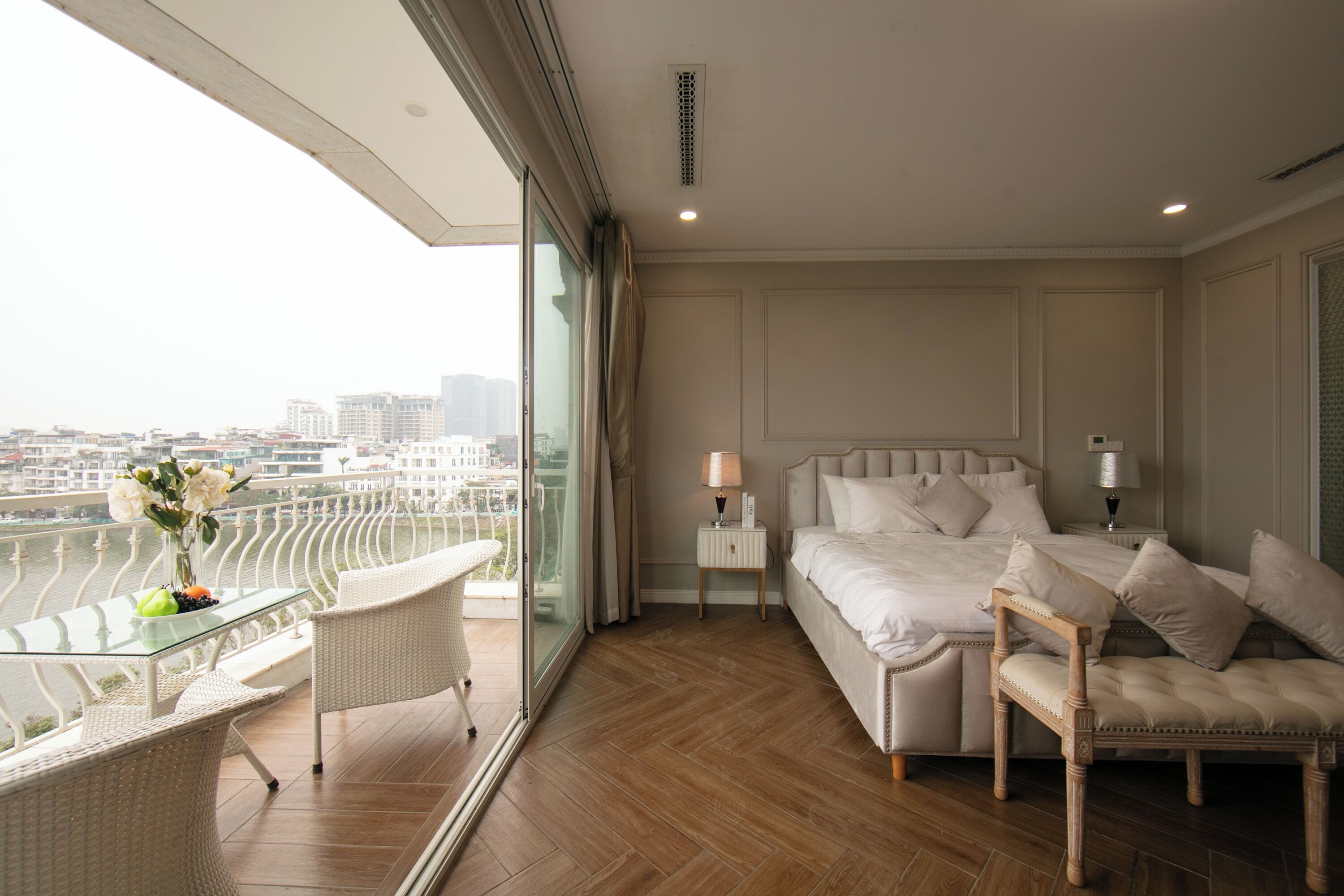 パノラミック ルーム クイーンベッド 1 台 テラス レイクビュー | ミニバー、セーフティボックス (室内)、遮光カーテン、防音設備