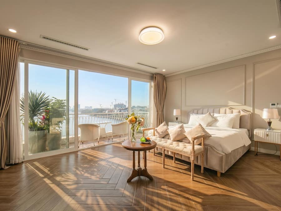 Habitación panorámica, 1 cama de matrimonio, terraza, vistas al lago | Minibar, caja fuerte, cortinas opacas y sistema de insonorización