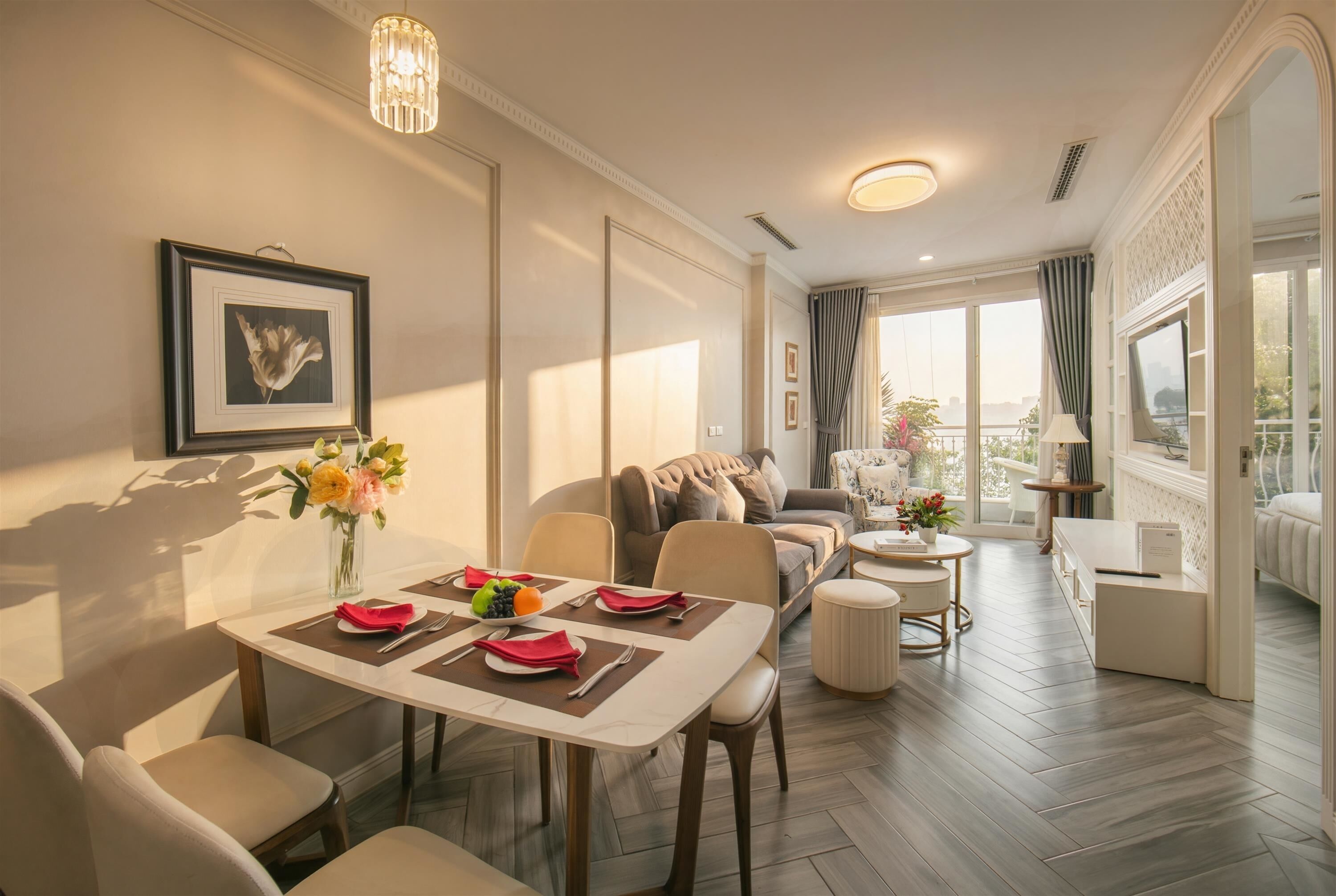 Deluxe Apartment, 2 Bedrooms, Balcony, Lake View | Bar mini, peti besi dalam bilik, langsir/tirai gelap terus, kalis bunyi 