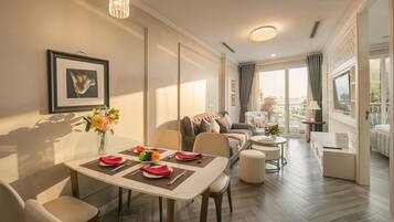 Apartamento Deluxe, 2 habitaciones, balcón, vistas al lago | Minibar, caja fuerte, cortinas opacas y sistema de insonorización