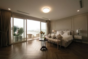 Habitación panorámica, 1 cama de matrimonio, terraza, vistas al lago | Minibar, caja fuerte, cortinas opacas y sistema de insonorización