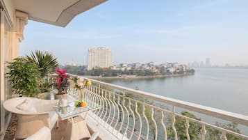 Habitación panorámica, 1 cama de matrimonio, terraza, vistas al lago | Terraza o patio
