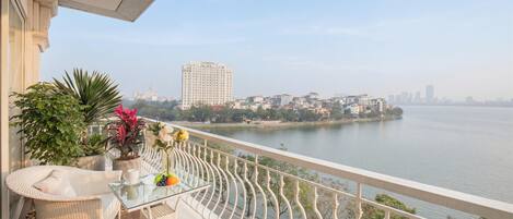 Panoramic Room, 1 Queen Bed, Terrace, Lake View | Terrace/patio