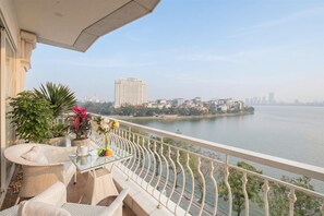 Panoramic Room, 1 Queen Bed, Terrace, Lake View | Terrace/patio