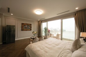 Habitación panorámica, 1 cama de matrimonio, terraza, vistas al lago | Zona de estar | Una Smart TV, Netflix, películas de pago, servicios de streaming