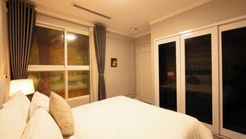 Habitación Premium doble, 1 cama de matrimonio, balcón, vistas al lago | Minibar, caja fuerte, cortinas opacas y sistema de insonorización