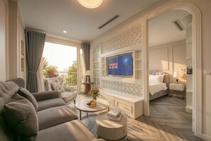 Apartemen Deluks, 2 kamar tidur, balkon, pemandangan danau | Minibar, brankas, tirai kedap cahaya, dan kedap suara
