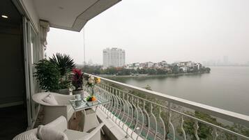 Habitación panorámica, 1 cama de matrimonio, terraza, vistas al lago | Terraza o patio