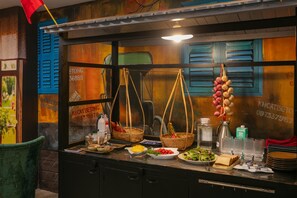 Una mesa de buffet con diferentes alimentos y una bandera decorativa.