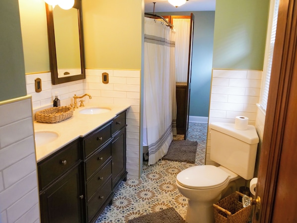 Hair dryer, towels, soap, toilet paper - Family-Friendly Village Home - Downtown Location, 2 Car Garage, Big Backyard! (Columbus)
