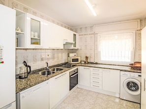Kühlschrank, Mikrowelle, Ofen, Geschirrspüler