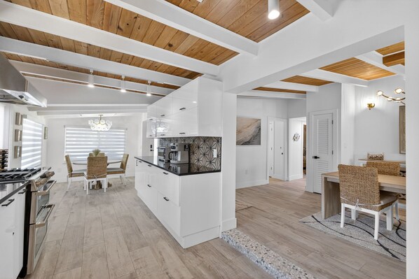 Coffee/tea maker, fridge, microwave, oven - Coastal Chic 3BR, Pool, Hot Tub Near Siesta Beach (Sarasota)