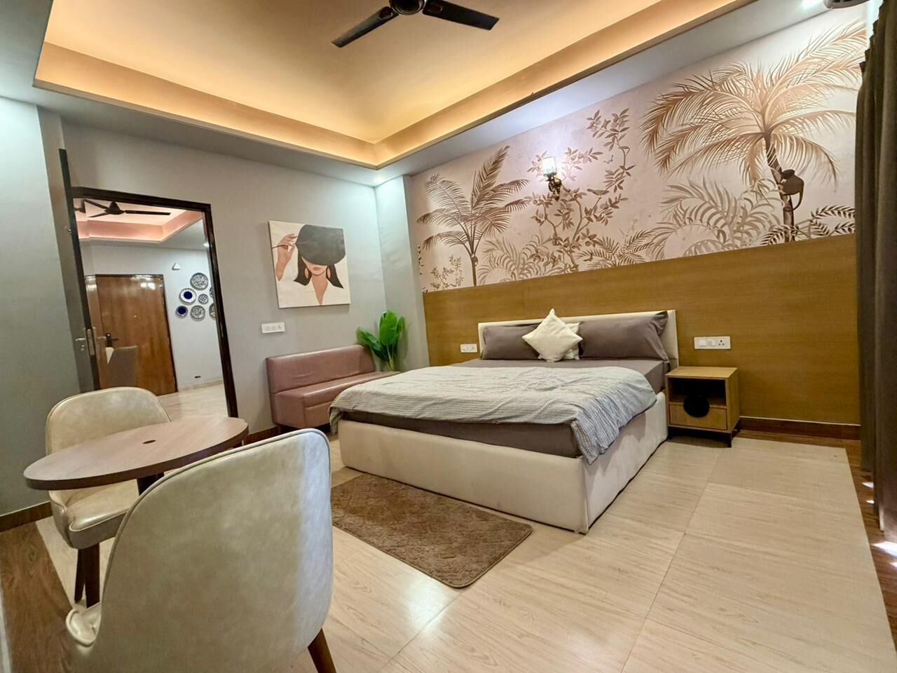 Escritorio y espacio para trabajar con un portátil