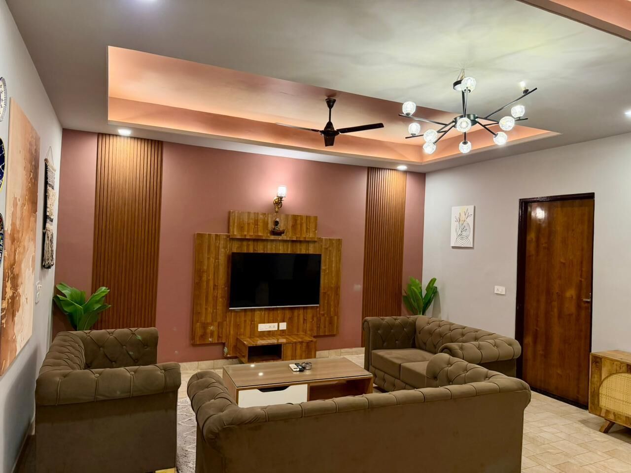 Een bureau, een laptopwerkplek, een strijkplank/strijkijzer, gratis wifi