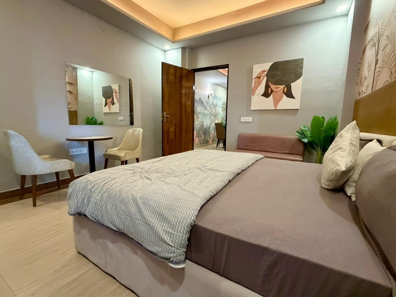 Escritorio y espacio para trabajar con un portátil