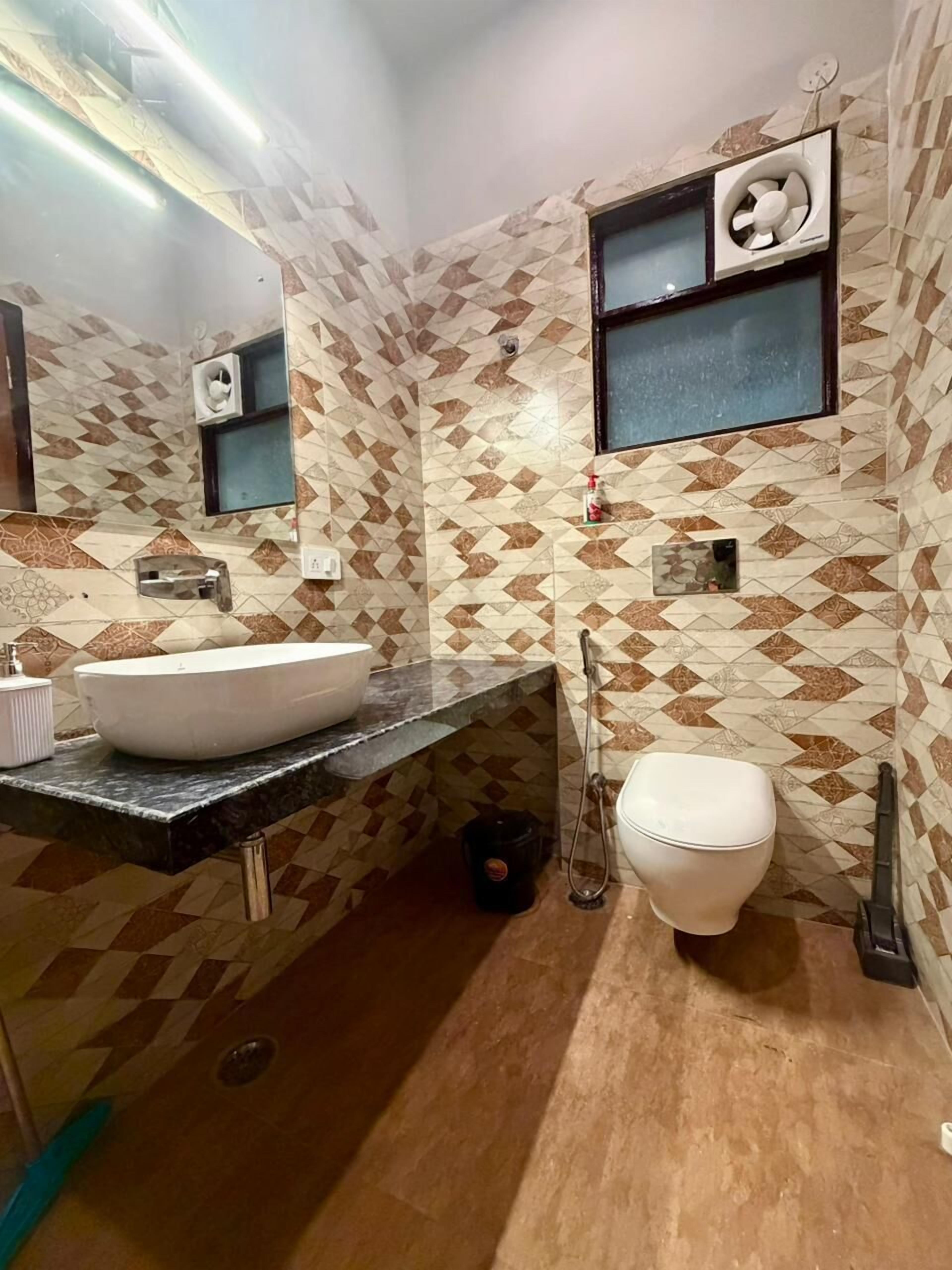 Apartamento económico, balcón | Baño | Toallas, jabón, champú y papel higiénico