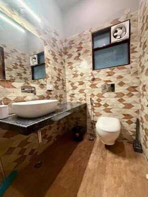 Apartamento económico, balcón | Baño | Toallas, jabón, champú y papel higiénico