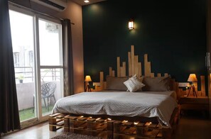Departamento de lujo, balcón | Escritorio y espacio para trabajar con laptop 