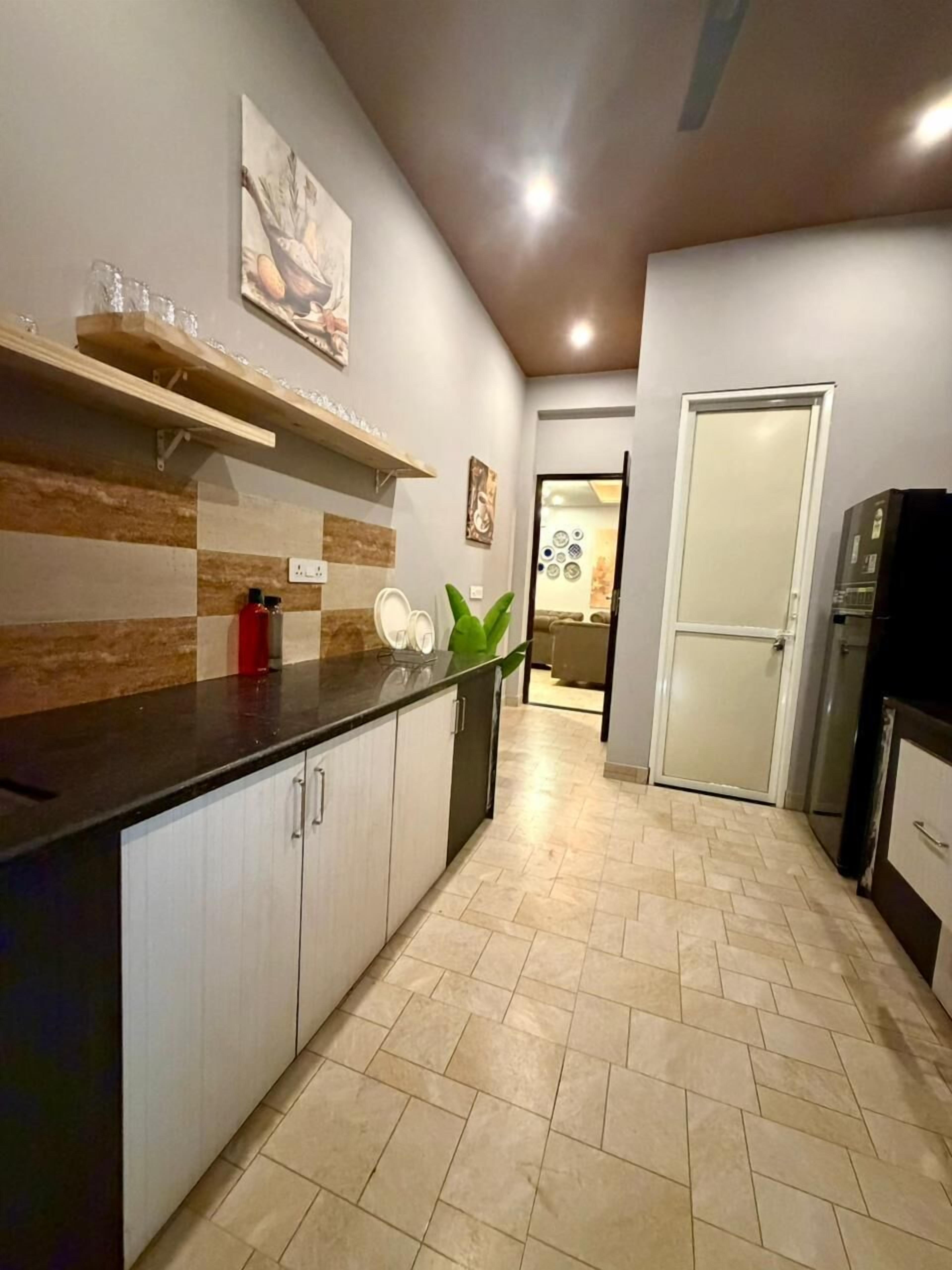 Een bureau, een laptopwerkplek, een strijkplank/strijkijzer, gratis wifi