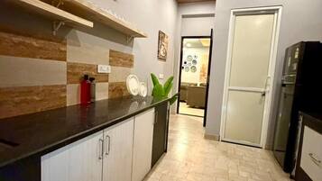 Een bureau, een laptopwerkplek, een strijkplank/strijkijzer, gratis wifi