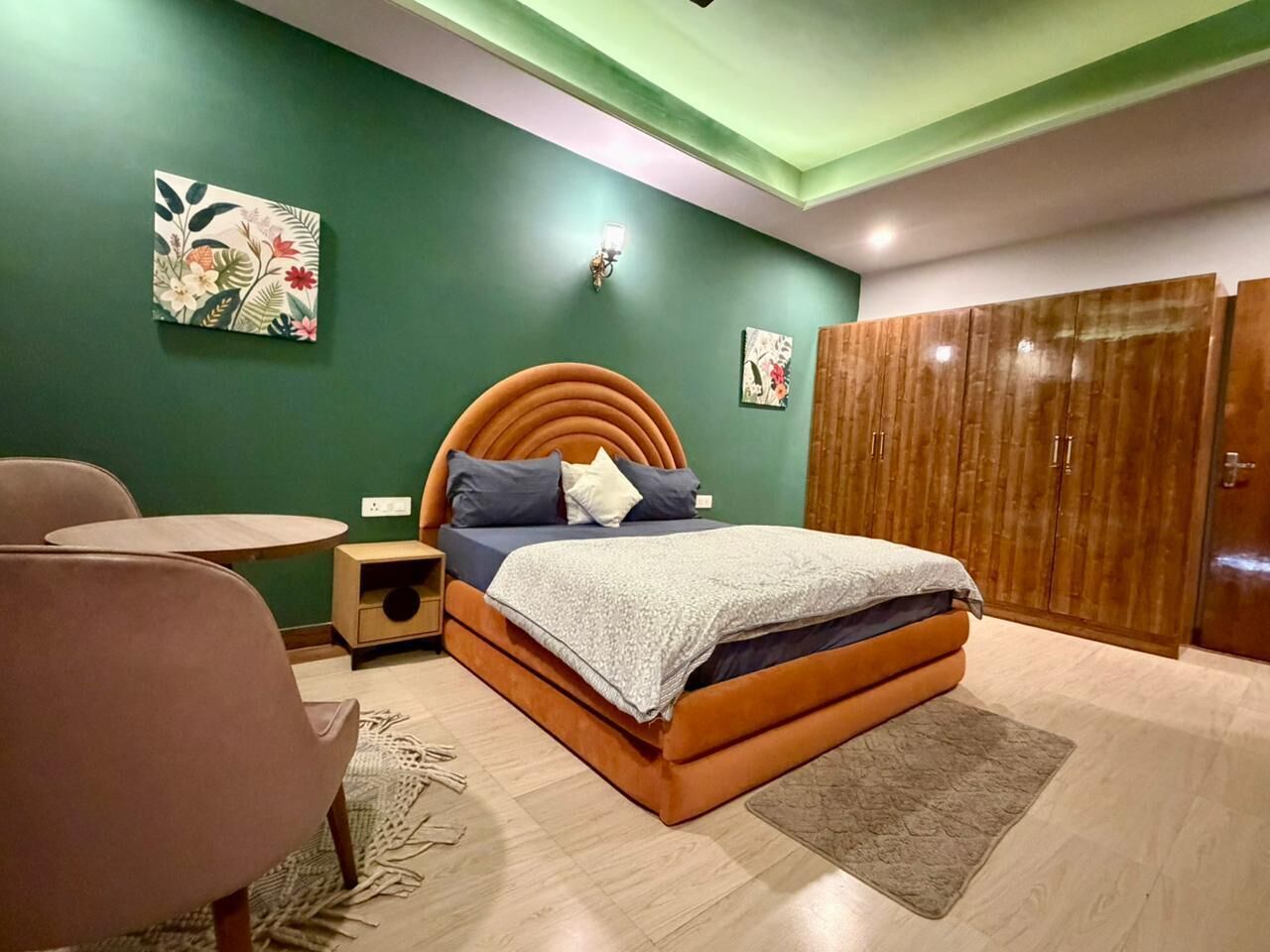 Escritorio y espacio para trabajar con un portátil