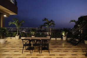 Departamento Deluxe, balcón, vista a la ciudad | Escritorio y espacio para trabajar con laptop 