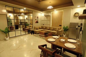 Desk, laptop workspace, iron/ironing board, free WiFi - Motwani Stays By Dr Richa Motwani (Jaipur)