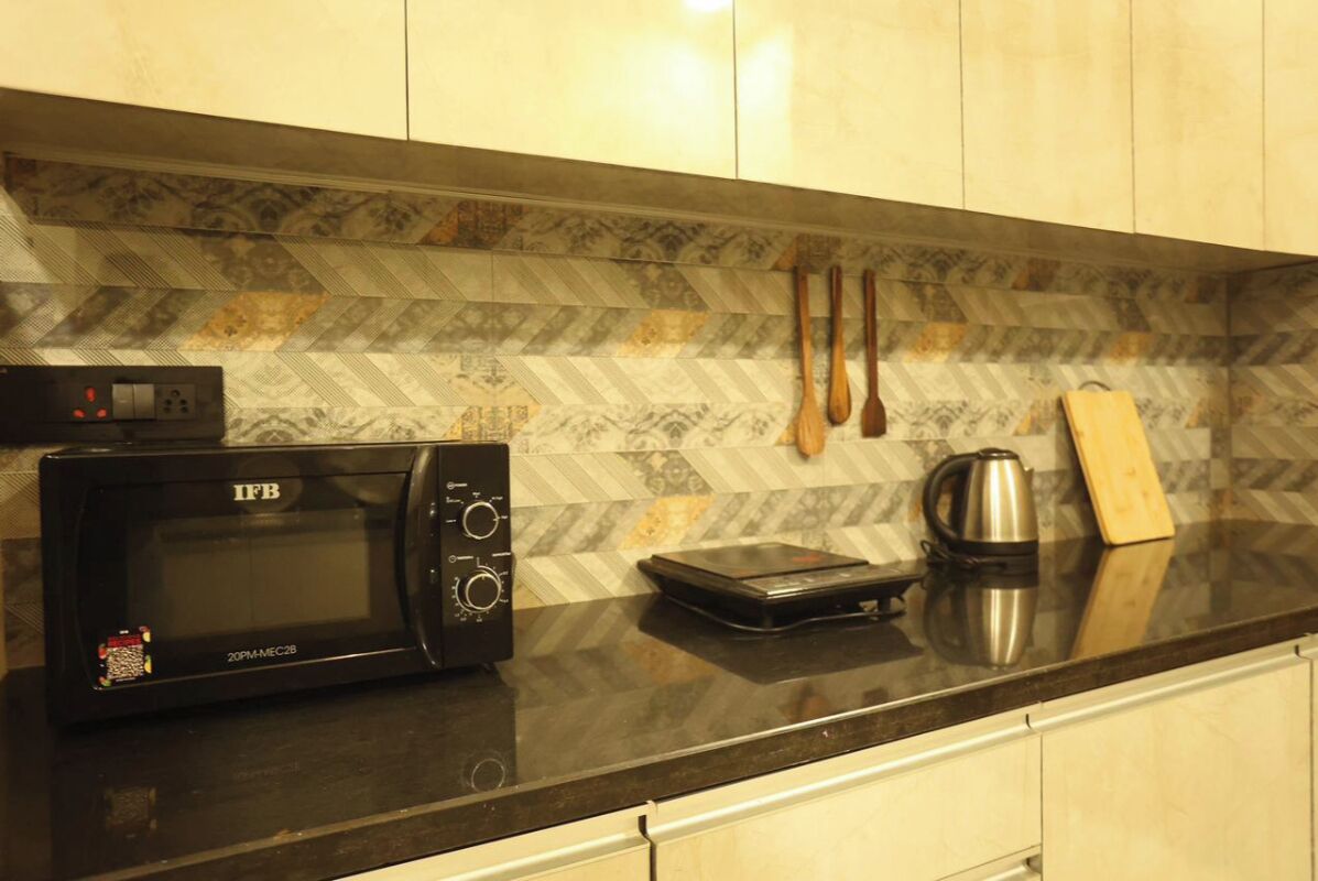 Mini-Kühlschrank, Mikrowelle, Kochgeschirr/Geschirr/Besteck