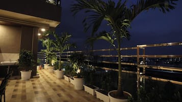 Apartamento Deluxe, balcón, vistas a la ciudad | Escritorio y espacio para trabajar con un portátil