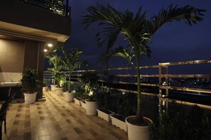 Apartamento Deluxe, balcón, vistas a la ciudad | Escritorio y espacio para trabajar con un portátil